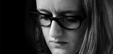 Thmujer gafas triste