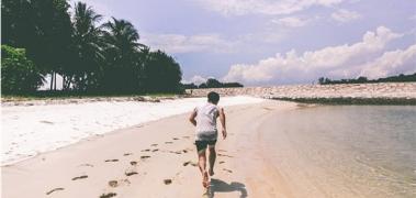 adolescente corre playa