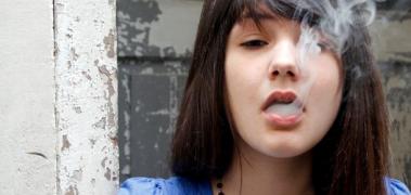 adolescente fumando