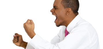 agresivo afroamericano gritar