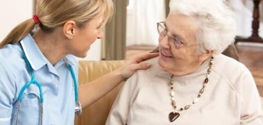 anciana enfermera cuida demen