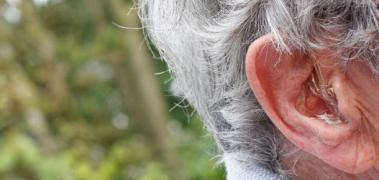 anciano audición