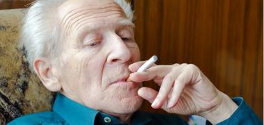 anciano fumando