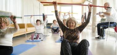 ancianos ejercicio barra