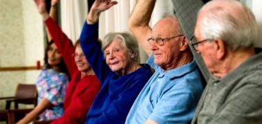 ancianos levantan mano