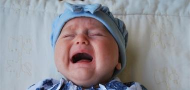 bebe llora acostado