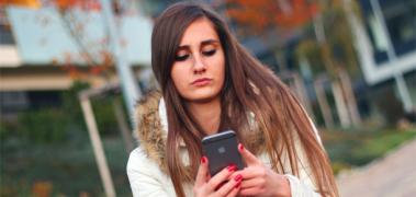 chica adolescente movil