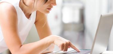 chica portatil ordenador