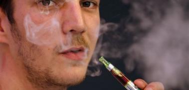 chico fuma electronico