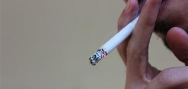 cigarro mano hombre