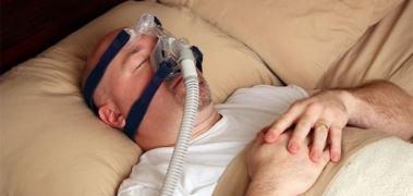 hombre apnea sueño