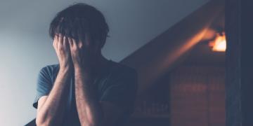 hombre desesperación