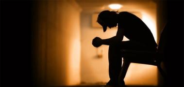 hombre pensativo triste