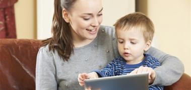 madre niño tablet