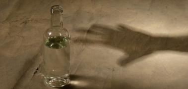 mano alcoholismo