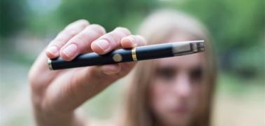 mujer cigarro electronico