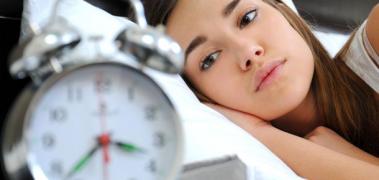 mujer dormir despertar des