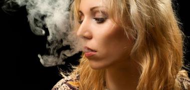 mujer fuma humo