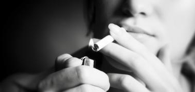mujer fuma