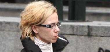 mujer fumadora calle