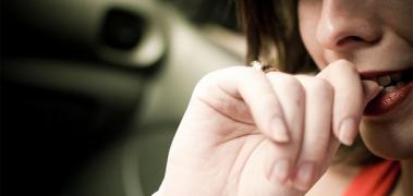 mujer mano anillo