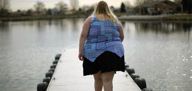 mujer obesa puente