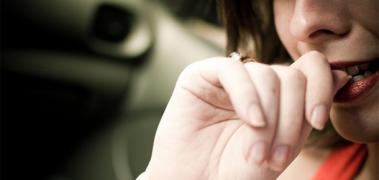 mujer preocupada uña