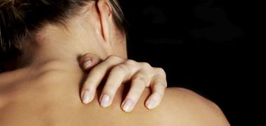 mujer rasca espalda