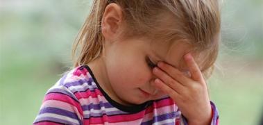niña dolor cabeza