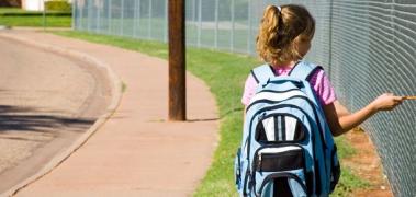 niña mochila
