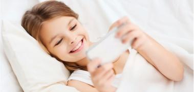 niña tablet cama