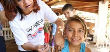 niña vacuna