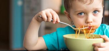 niño comiendo