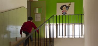 niño escaleras cole