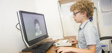 niño pantalla ordenador