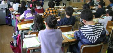 niños clase estudiantes