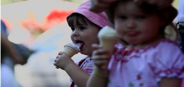 niños comiendo helado