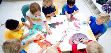 niños pintando