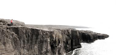 paisaje acantilado solo suicidio