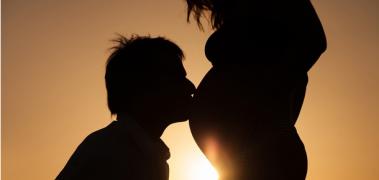 pareja embarazo