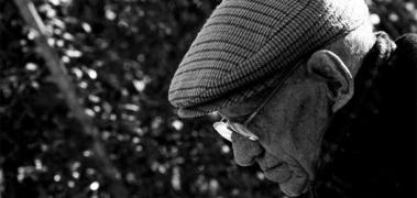 persona mayor triste