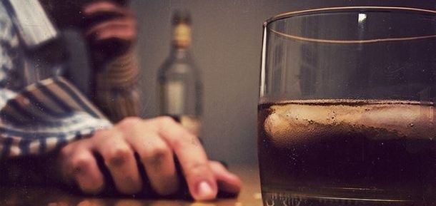 Adherencia de los veteranos al tratamiento del trastorno por consumo de alcohol oral versus inyectable 