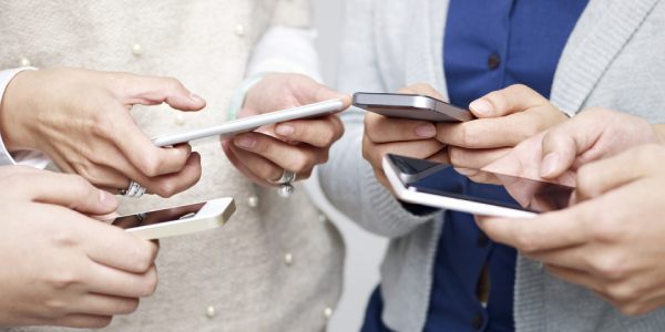 Sanitarios lanzarán una campaña para concienciar sobre el uso responsable de pantallas y móviles en niños y adolescentes