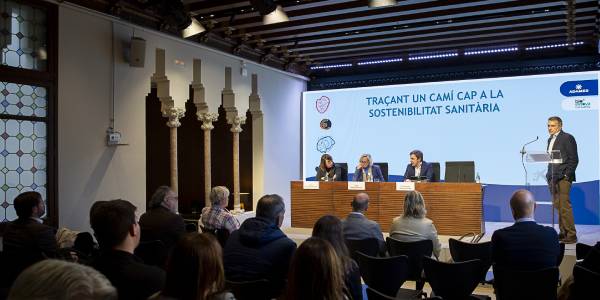 Personalidades políticas del Parlament de Catalunya y destacados profesionales médicos debaten sobre los principales retos en las políticas sanitarias