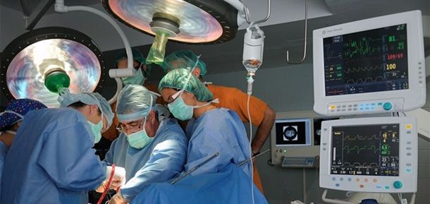 Hito histórico: Realizan el primer trasplante de riñón de cerdo a un hombre de 62 años