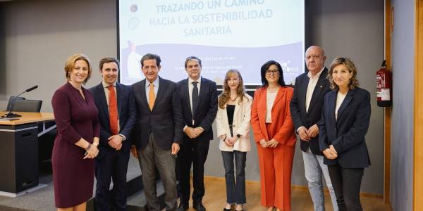 Representantes políticos de las Cortes valencianas y profesionales médicos debaten sobre la adherencia a los tratamientos y la sostenibilidad del Sistema Nacional de Salud