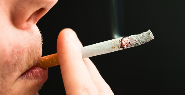 Fluctuación entre fumar cigarrillos y el uso de sistemas electrónicos de administración de nicotina: impacto en las concentraciones de clozapina y efecto clínico 