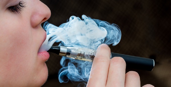 El vapeo supera al tabaco en los jóvenes: un 32% frente a un 15% lo ha probado, según informe de la OMS